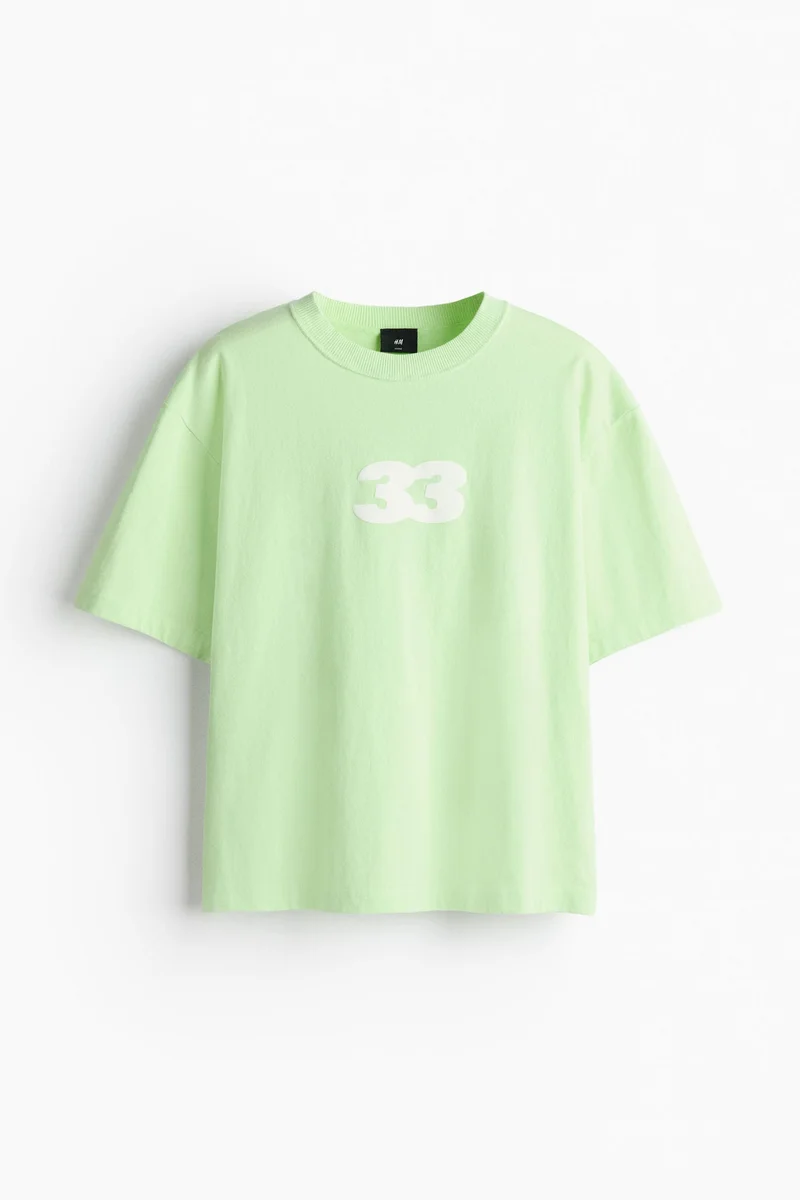 اتش اند ام تي-شيرت بقصة فضفاضة بطبعة مميزة